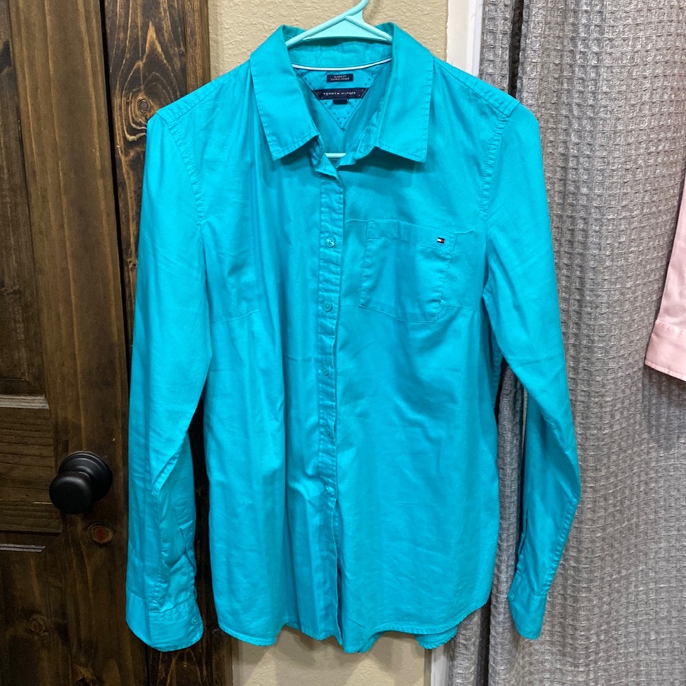 Size Medium Tommy Himfigre buisness style shirt.